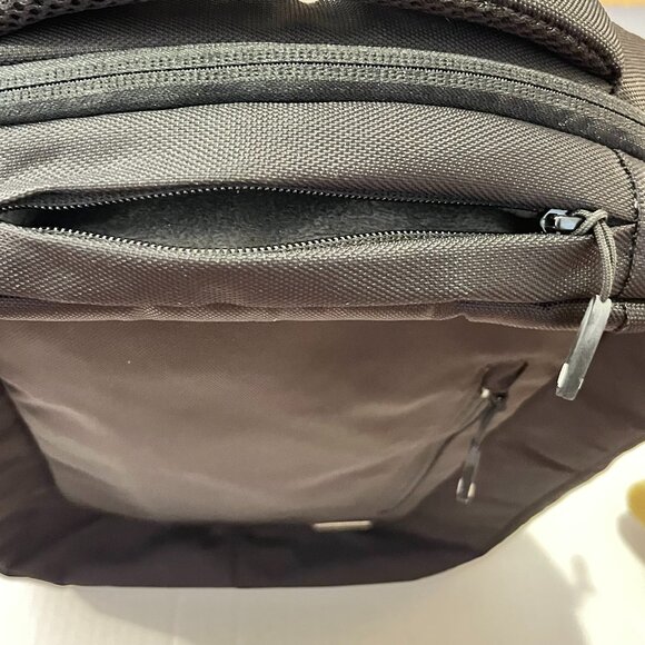 Incase sling laptop backpack - Picture 6 of 10